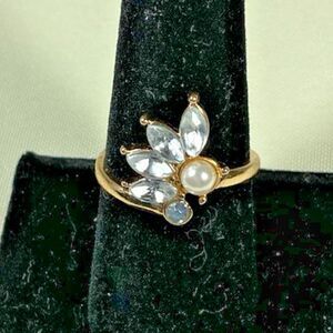 Faux Pearl & Clear Rhinestones Fashion Ring Gold Tone Size 7.5 Chic Cocktail EUC